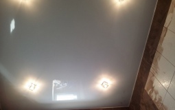 Сатиновый потолок с точечными светильниками в ванную